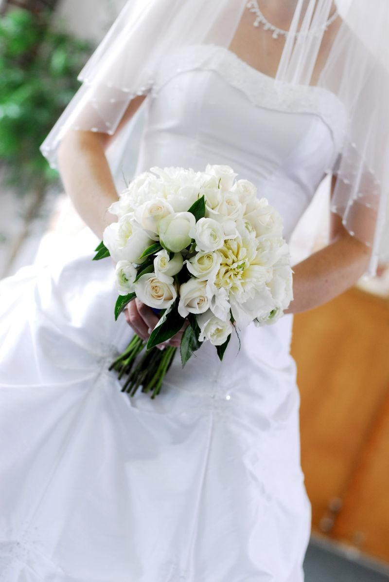 新娘手里的一束白色手捧花