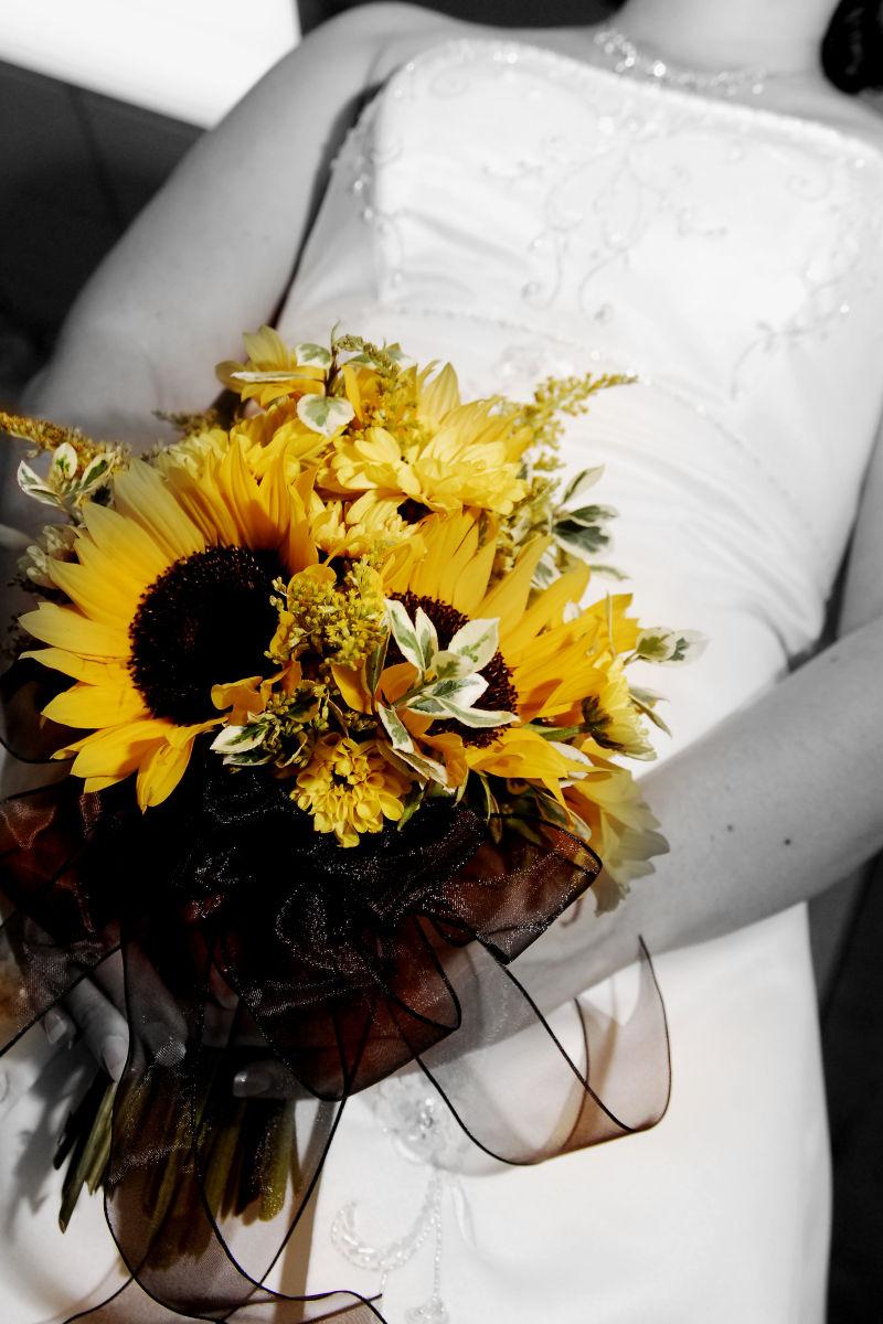 新娘手里的一束黄色手捧花