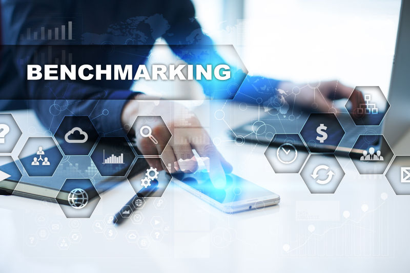 办公室背景中在手机上点击虚拟屏幕的商人