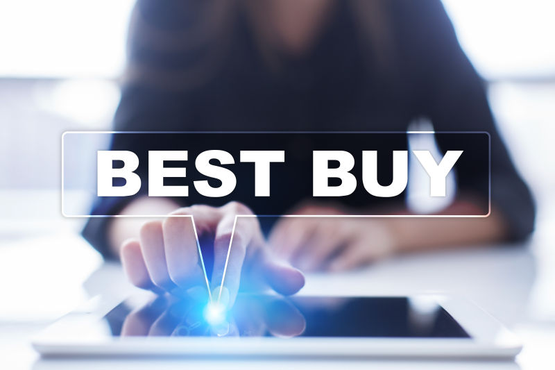 在平板电脑虚拟屏幕点击购买按钮的女人