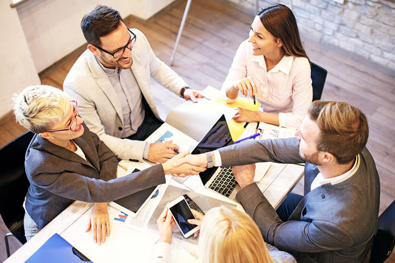 会议桌上的握手商人