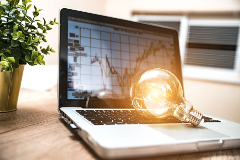 笔记本电脑上的灯泡商业想法与创意