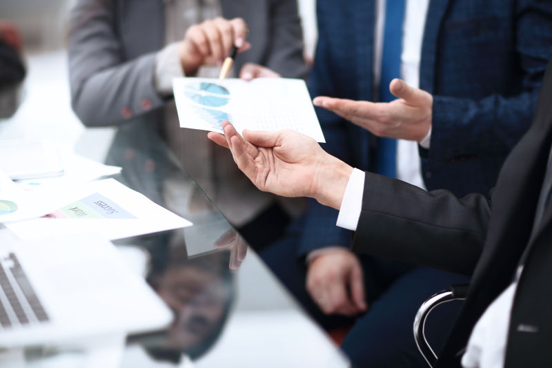 一群正在商讨合同的商人