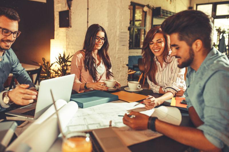 一组从事新项目的设计师