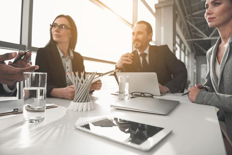 快乐的同事有正式的交谈