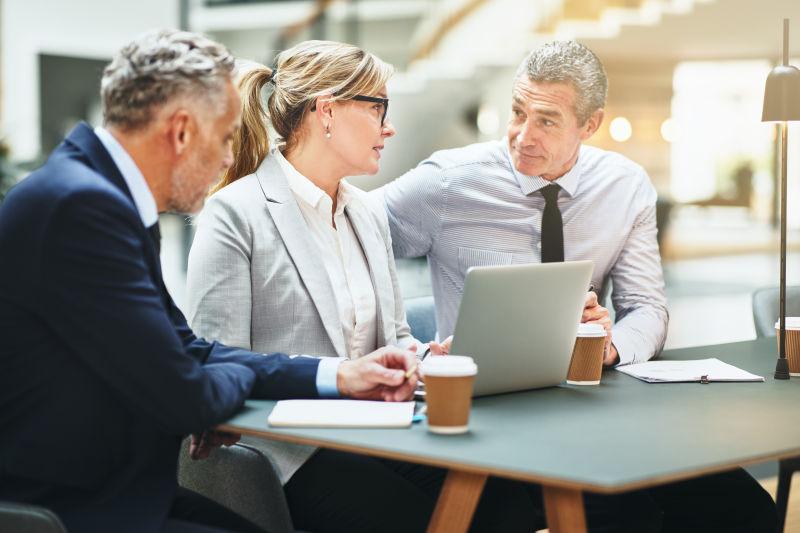 在酒吧工作的多商人