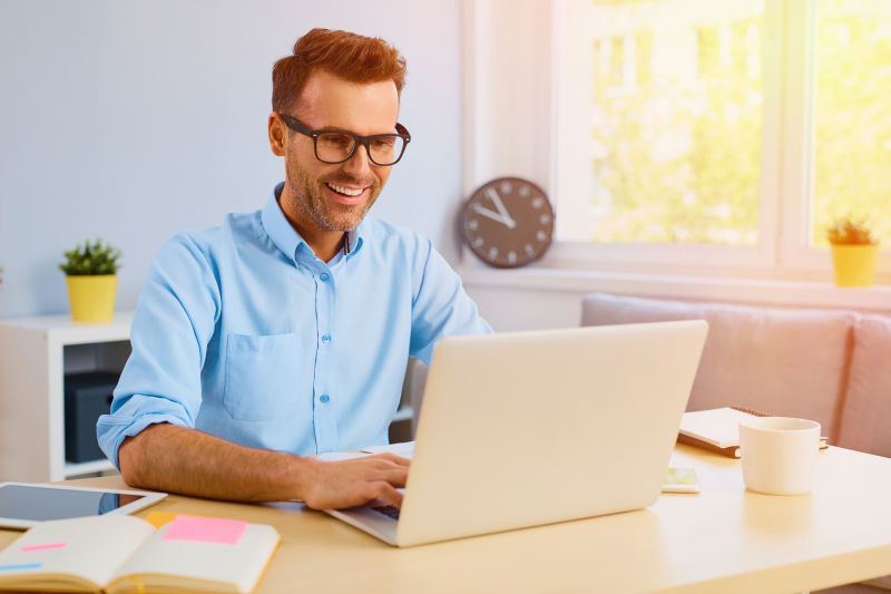 认真打字的帅哥