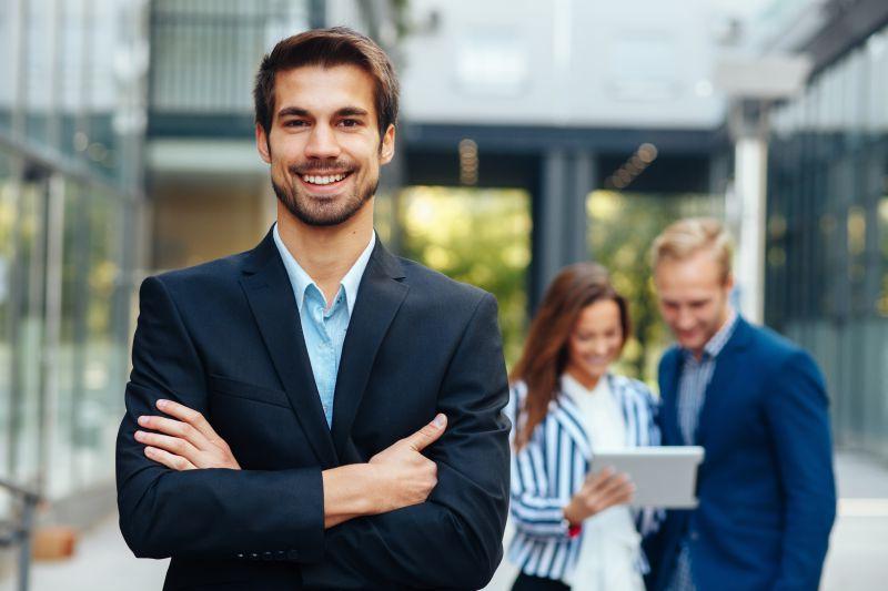 抱着双手的男商人