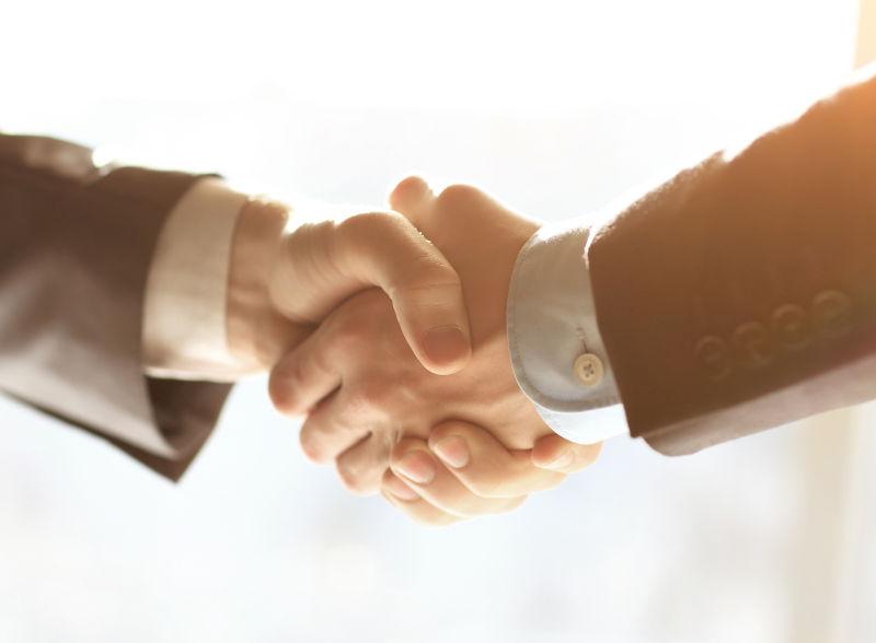 商年轻的人在握手