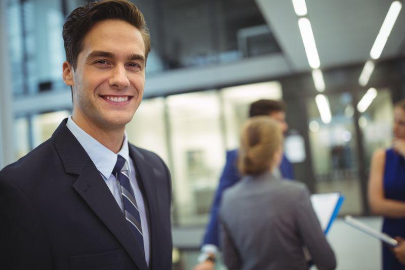 微笑的年轻商人帅哥