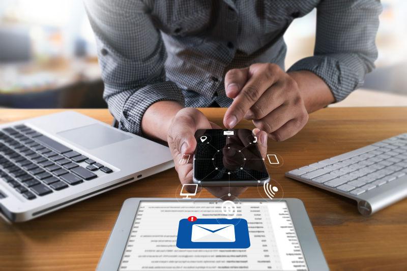 年轻的商人使用笔记本平板和手机办公