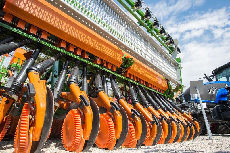 蓝天白云下崭新的农业播种机械