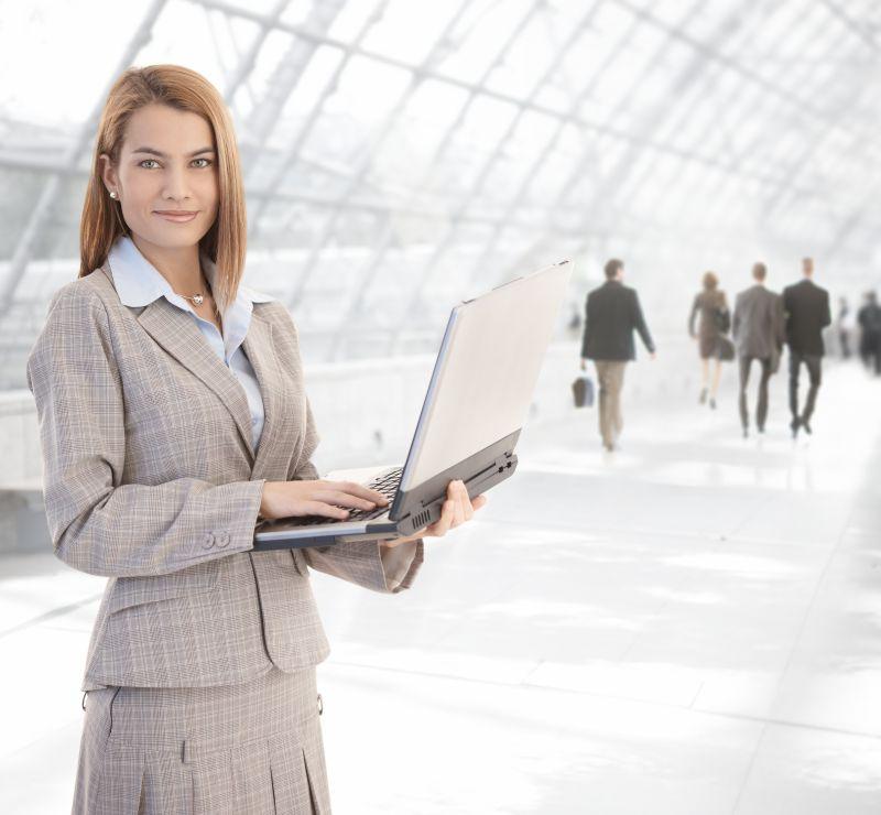 抱着笔记本电脑的女人