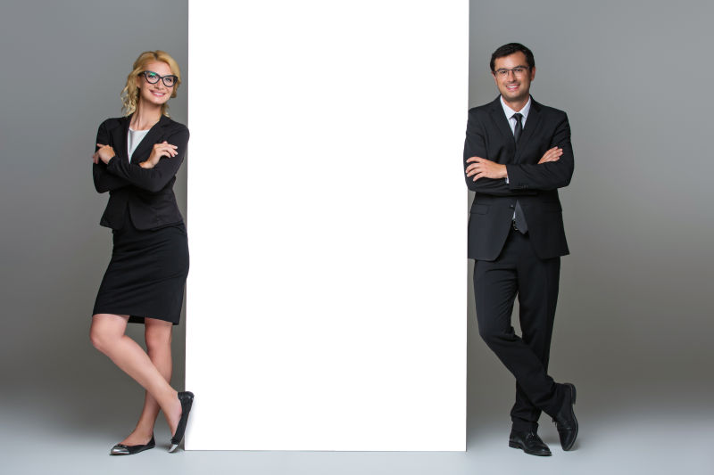 站在大空海报旁的微笑的商人