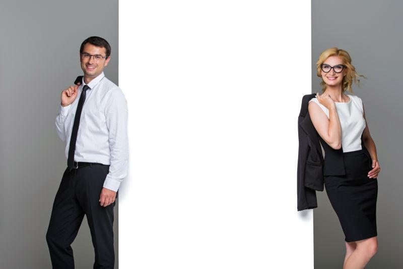 大空海报两旁的快乐微笑的商人