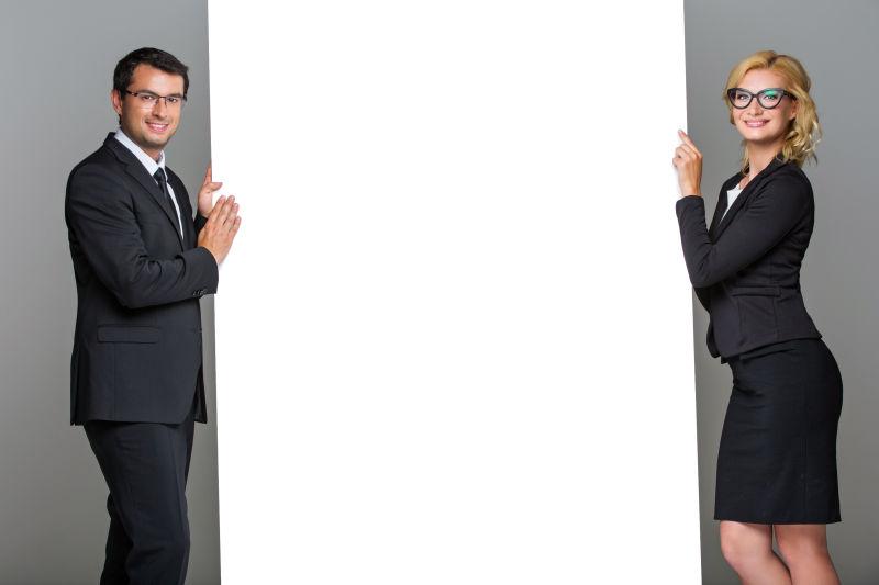 大空海报间站着的商人