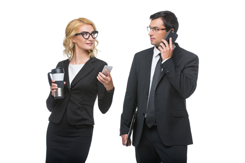 戴着眼镜商务小姐和皮夹手机的男商人