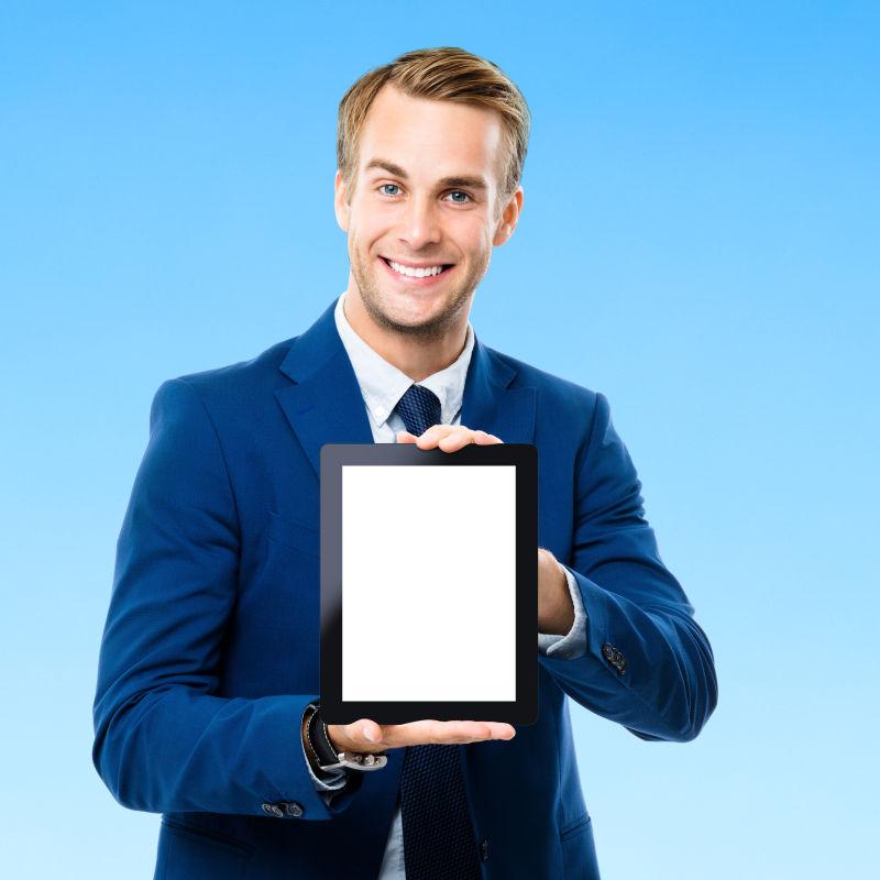 微笑的商人在展示手里的平板电脑