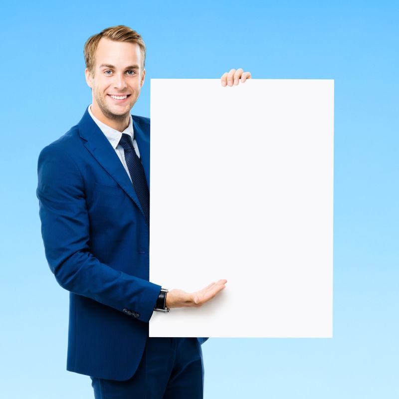 拿着空白展示板的男人