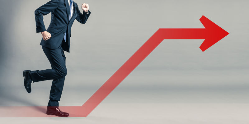 商人商业箭头向上奔跑概念