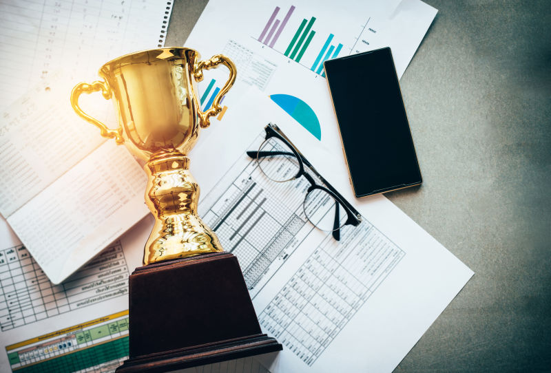 桌子上的金色奖杯