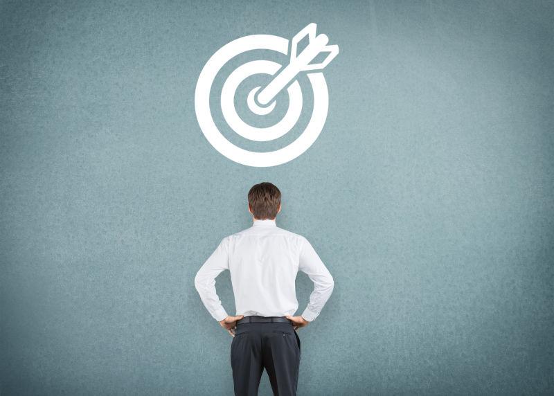 站在墙下看墙上箭射中靶子画的商人