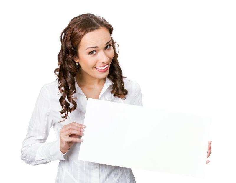 年轻微笑的女商人在空白的招牌上展示空文字空间