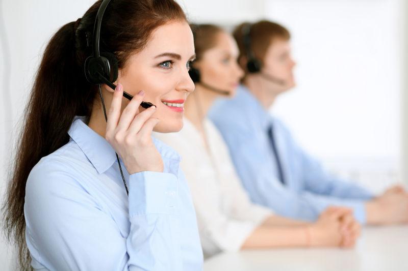 工作中的呼叫中心工作人员