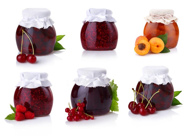 白色背景上的自制水果罐头