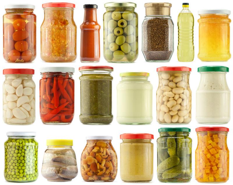 白色背景上的各种腌制罐头