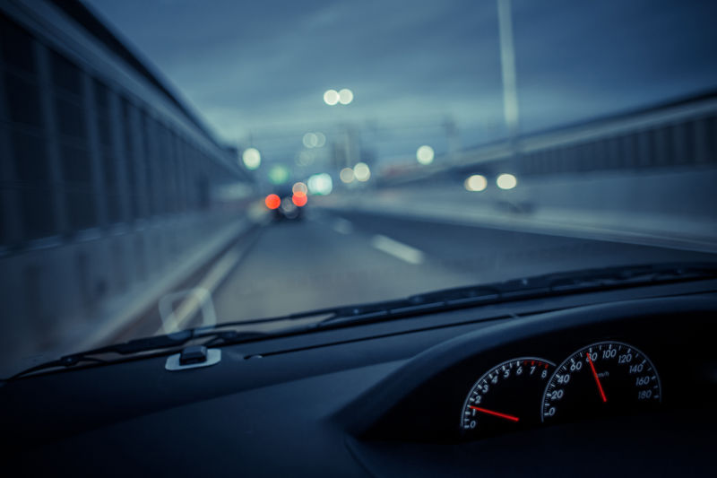 城市公路上夜间行驶的汽车