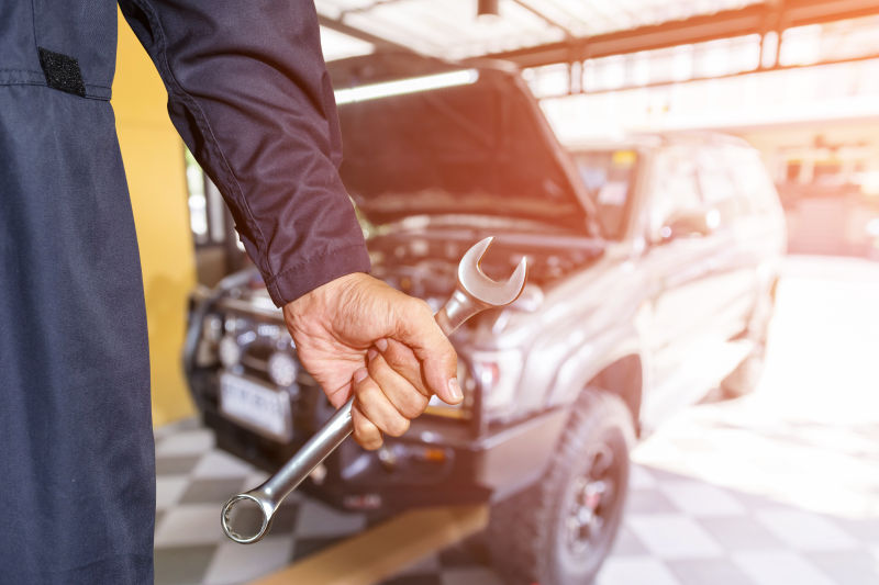 拿着扳手的修理工