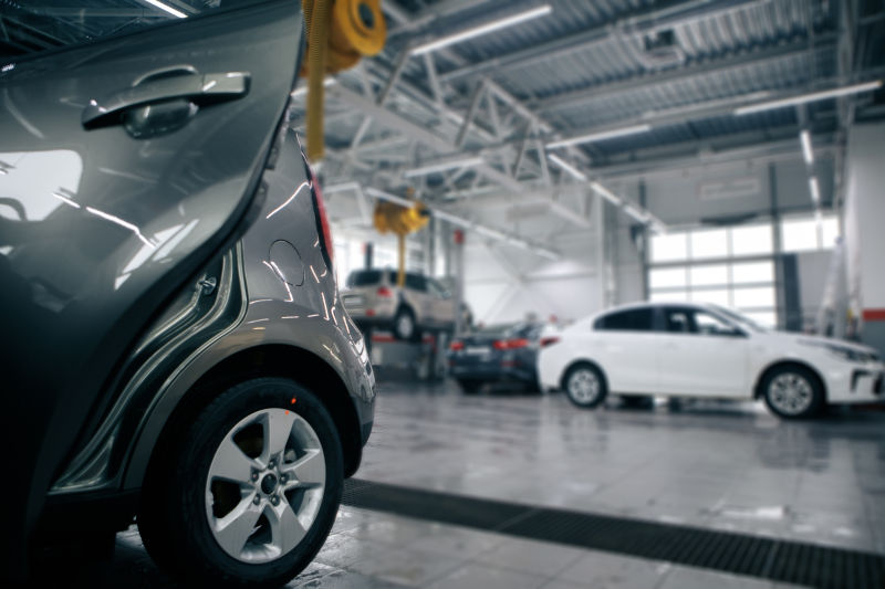 车库中的灰色汽车