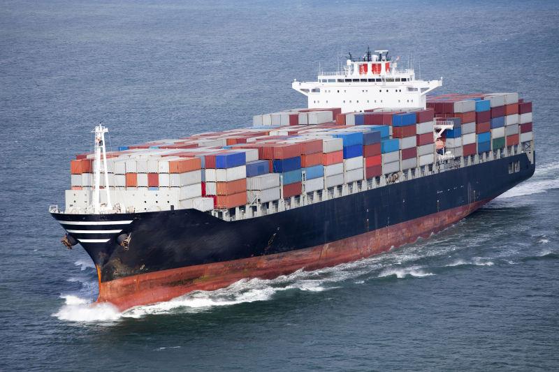 行驶在海边上装满货物的船