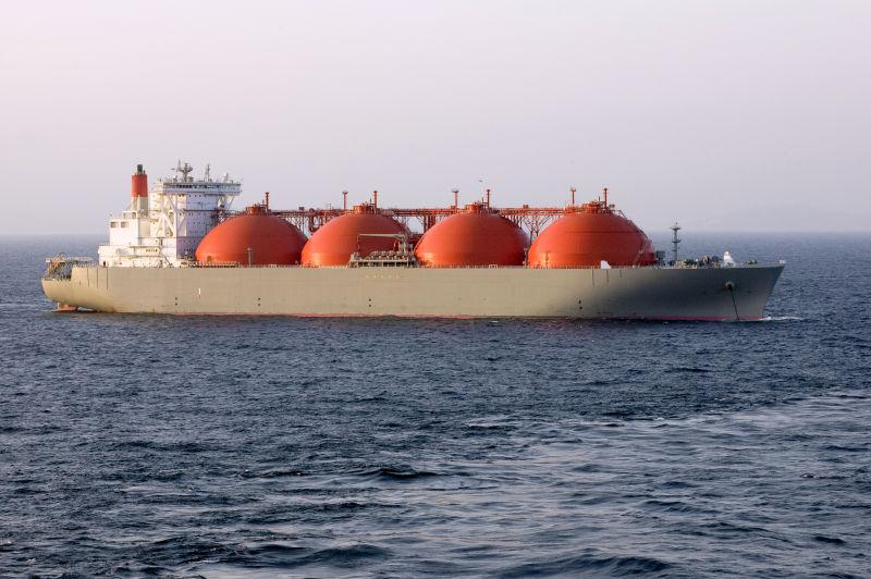 漂浮在海面上的运输船