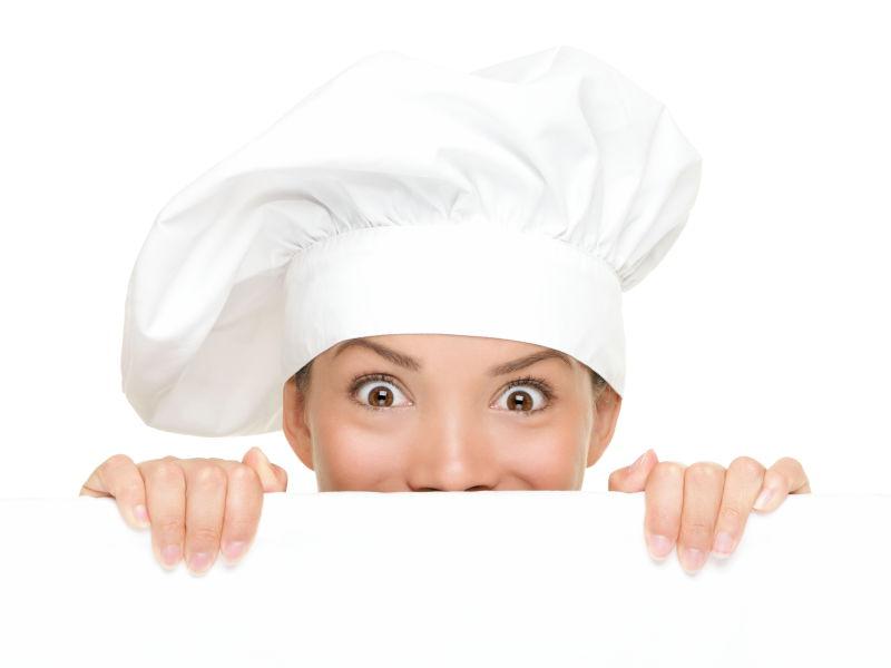 白色背景下露出半张脸的厨师