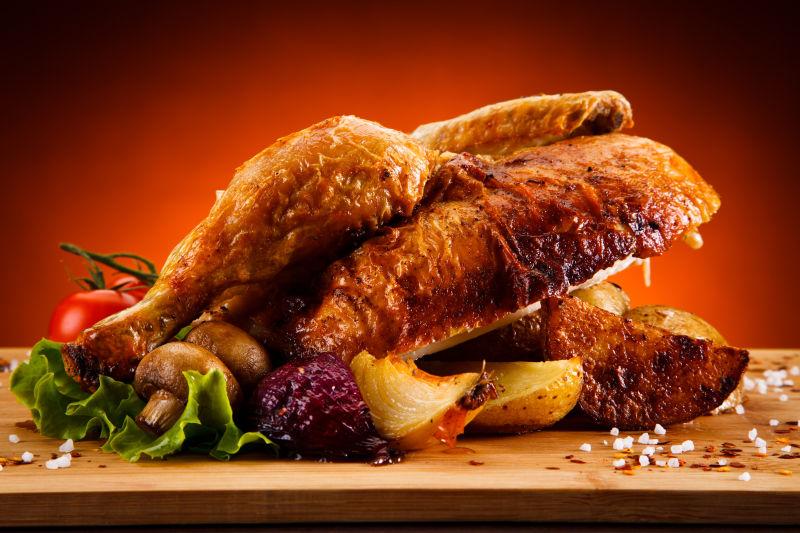 放在木板上美味的烤鸡