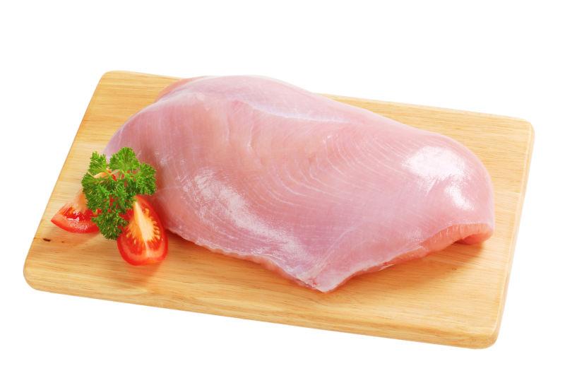 木砧板上新鲜的生鸡胸肉