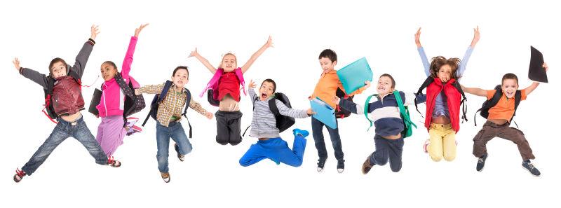 白色背景下欢呼跳跃的学生