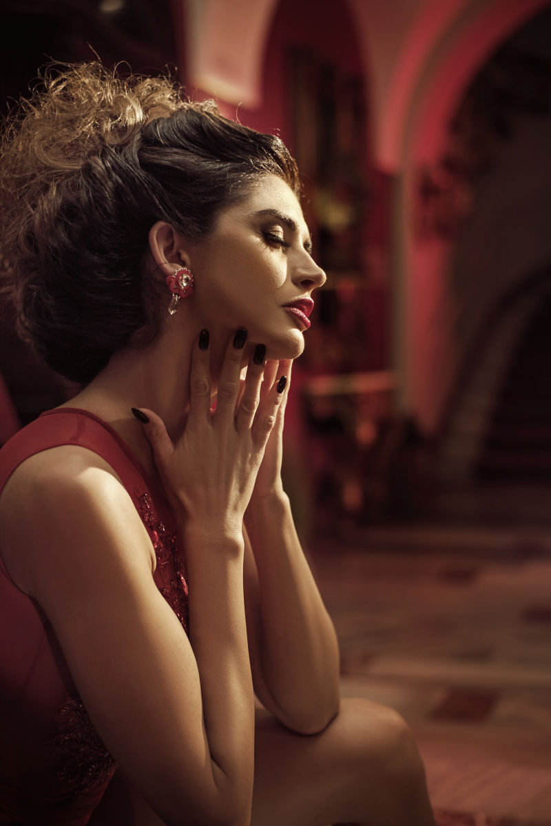 优雅的红裙美女