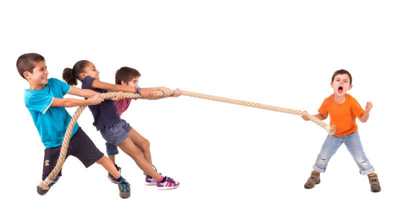 一群孩子和小男孩的拔河比赛