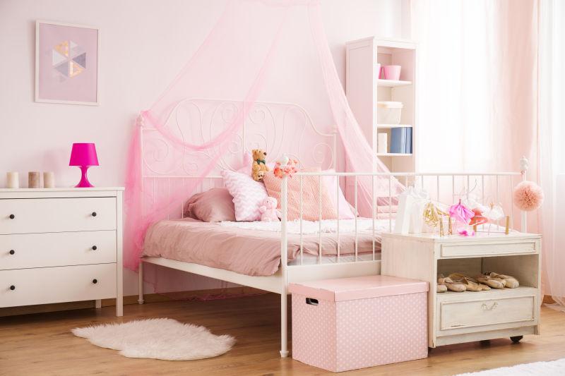 温馨漂亮的女孩的卧室