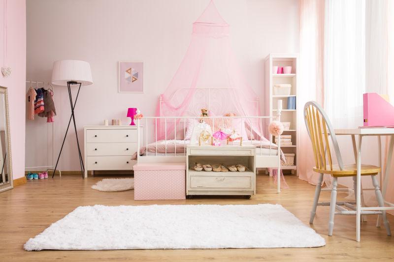 粉色主色调的漂亮的女孩的卧室