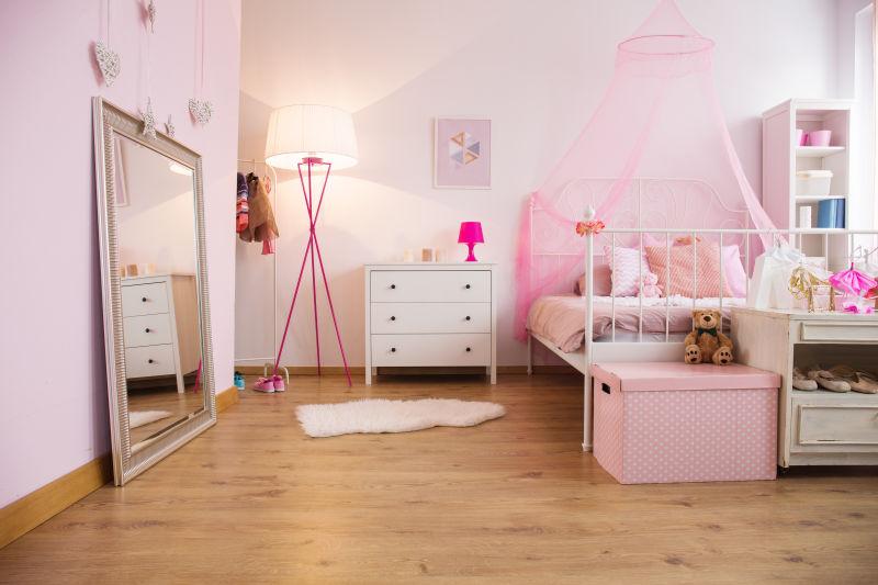 放着小船和大镜子的小女孩的卧室