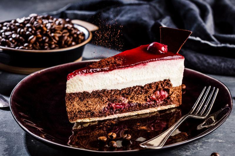 黑色盘子里的美味蛋糕