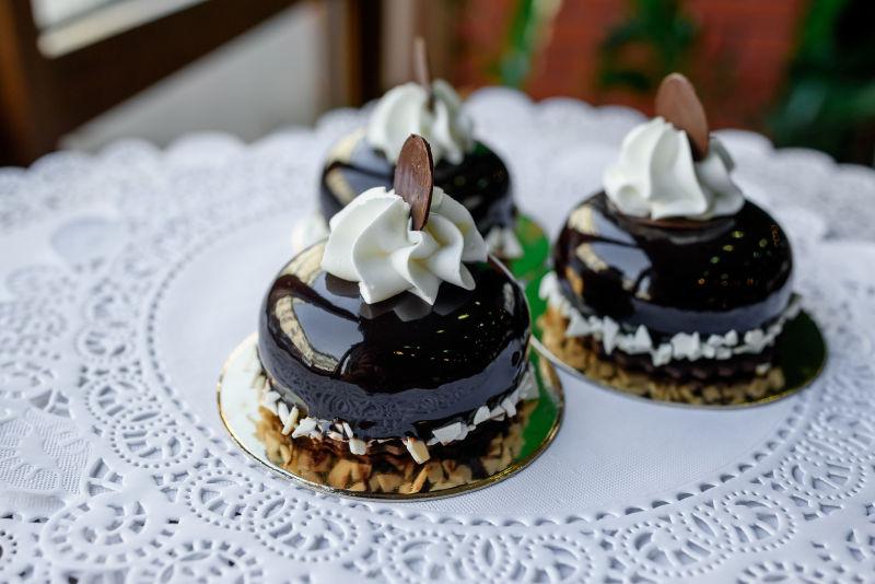 桌子上的美味蛋糕