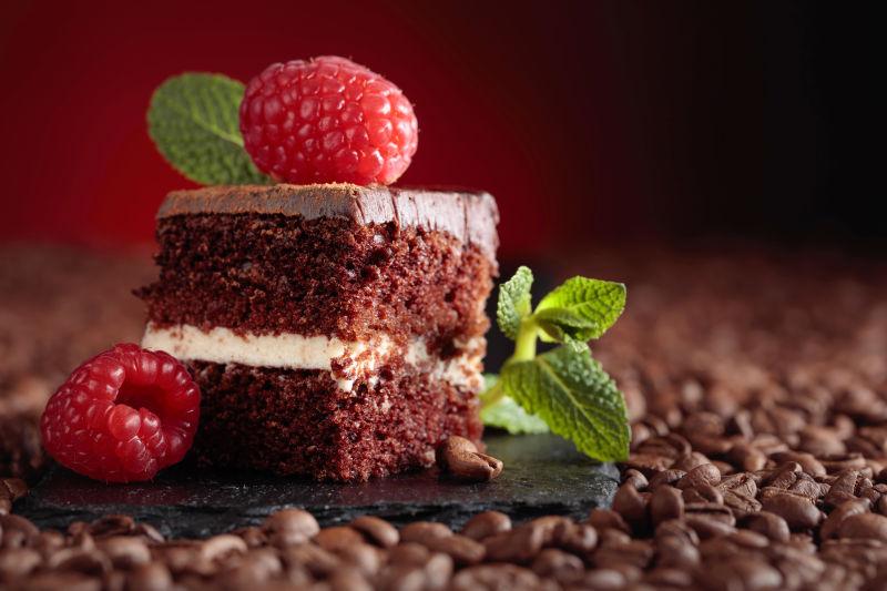 巧克力蛋糕上的浆果