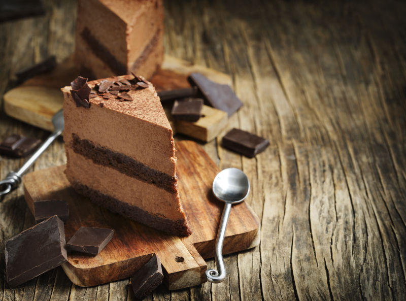 木质托盘上的蛋糕