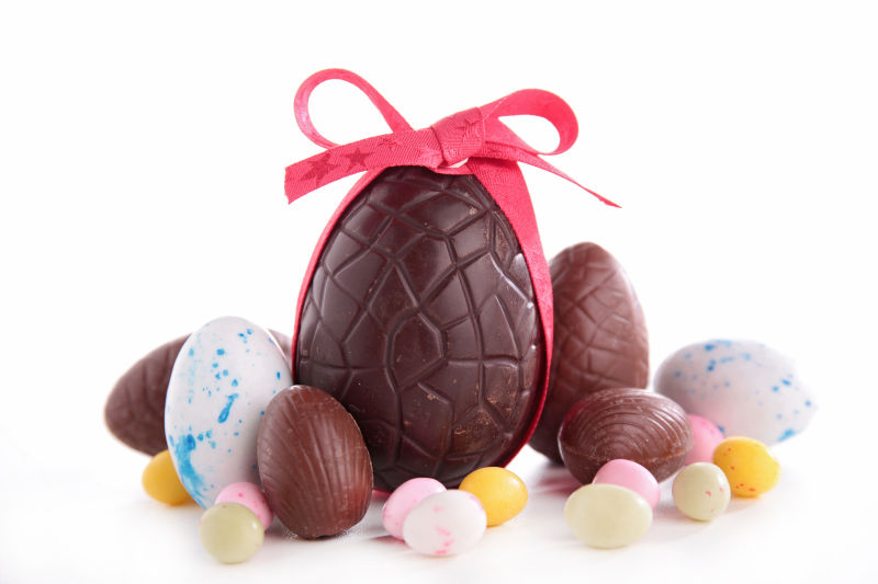 白色背景下的复活节巧克力彩蛋