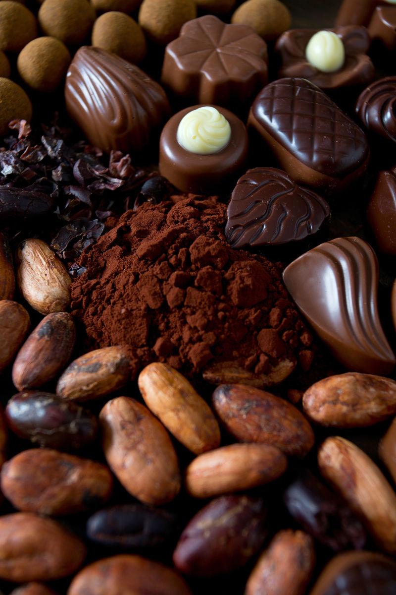 美味的巧克力糖果和巧克力粉